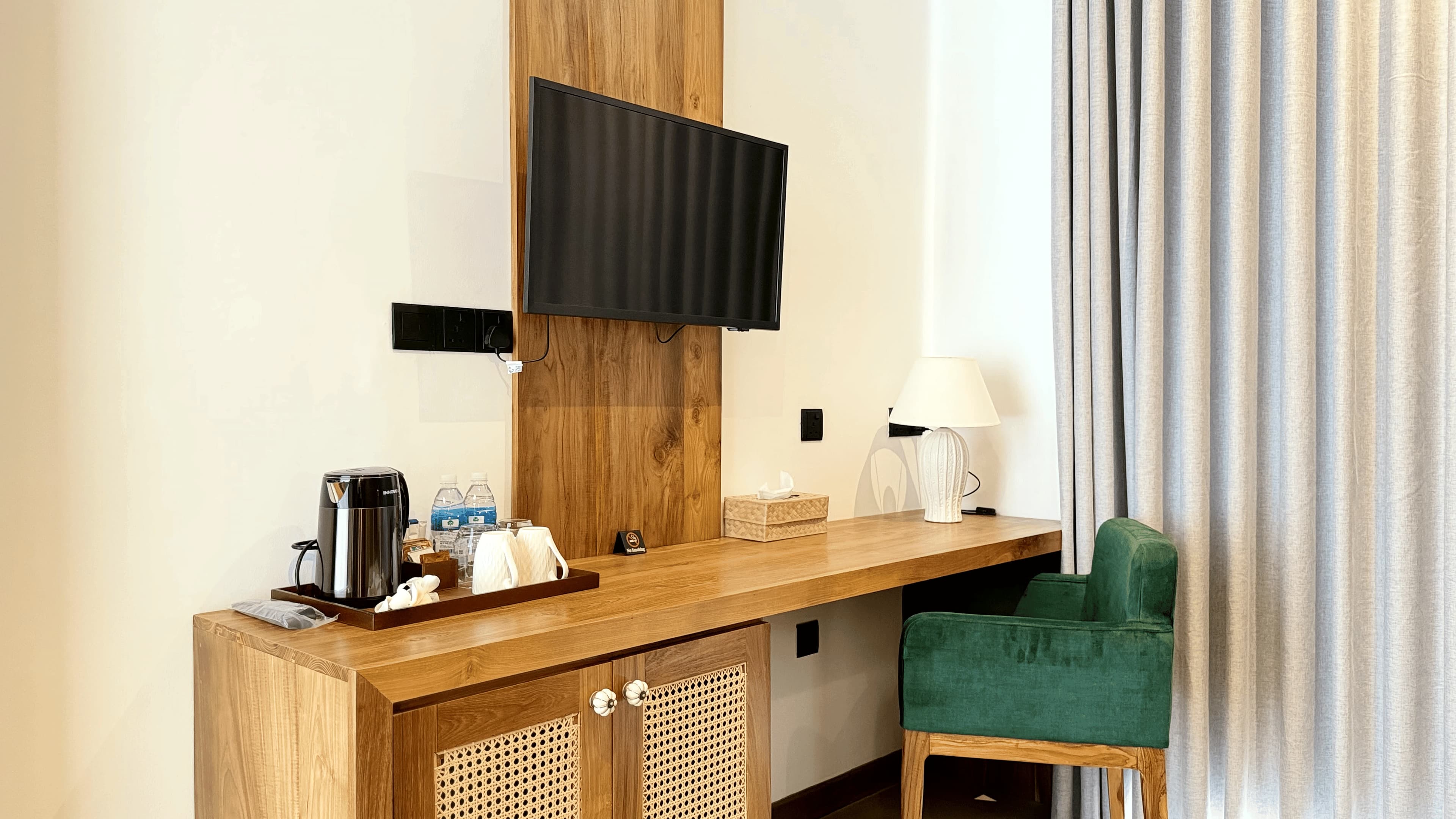 Ground Floor Room, Room 01, dedicated work desk