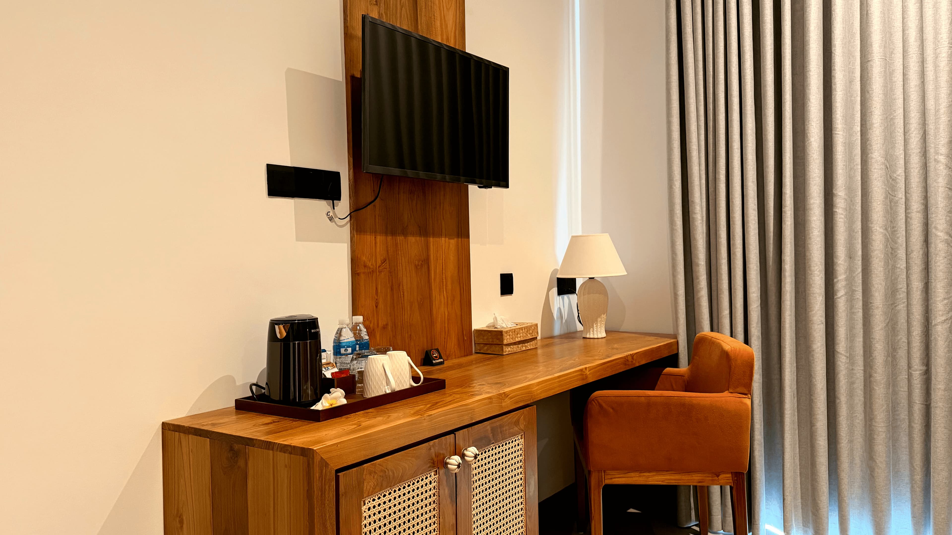 The Coastal Room, Room 05, dedicated work desk
